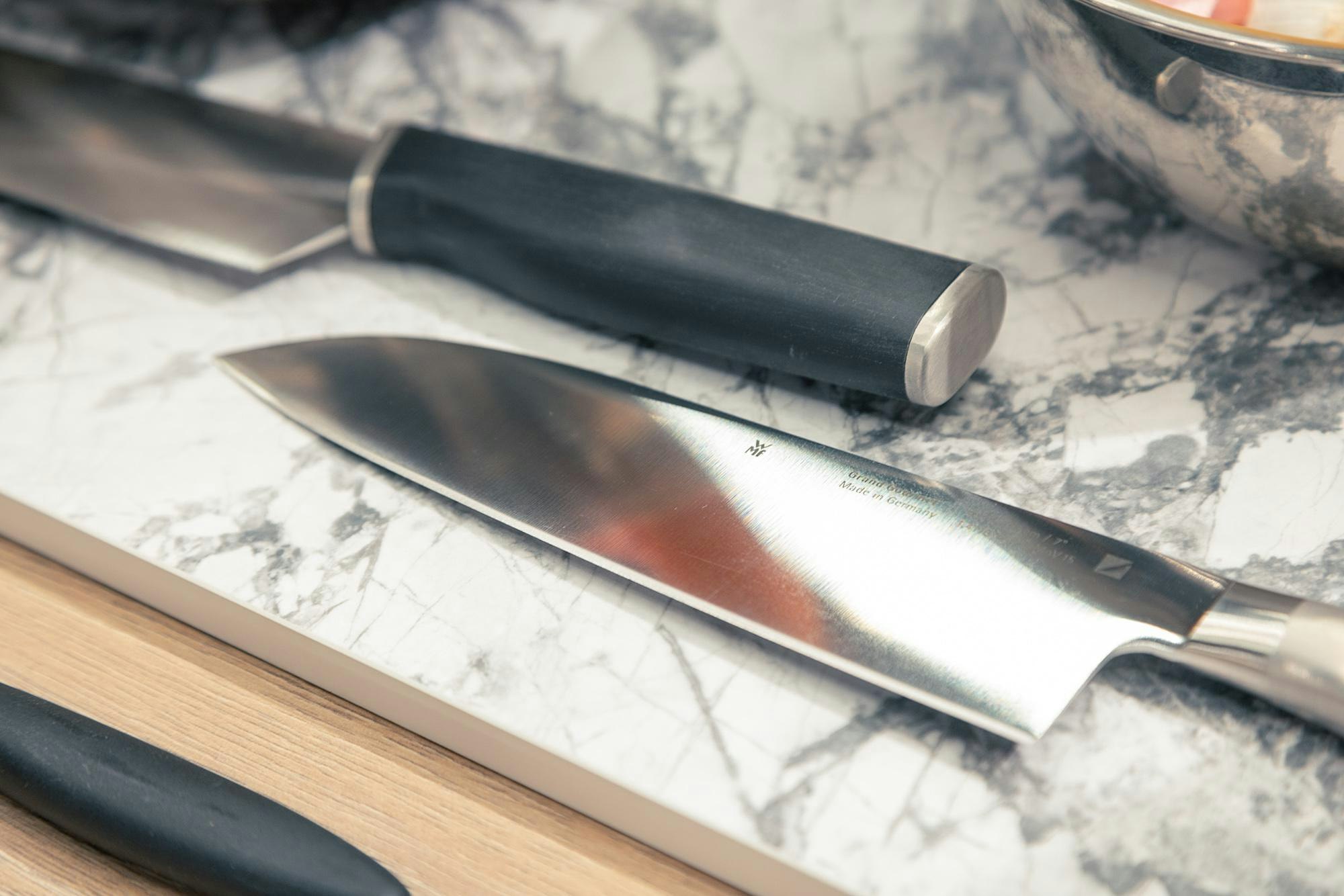 Sin límites en la cocina: afilado de cuchillos WMF en superficies Kronospan
