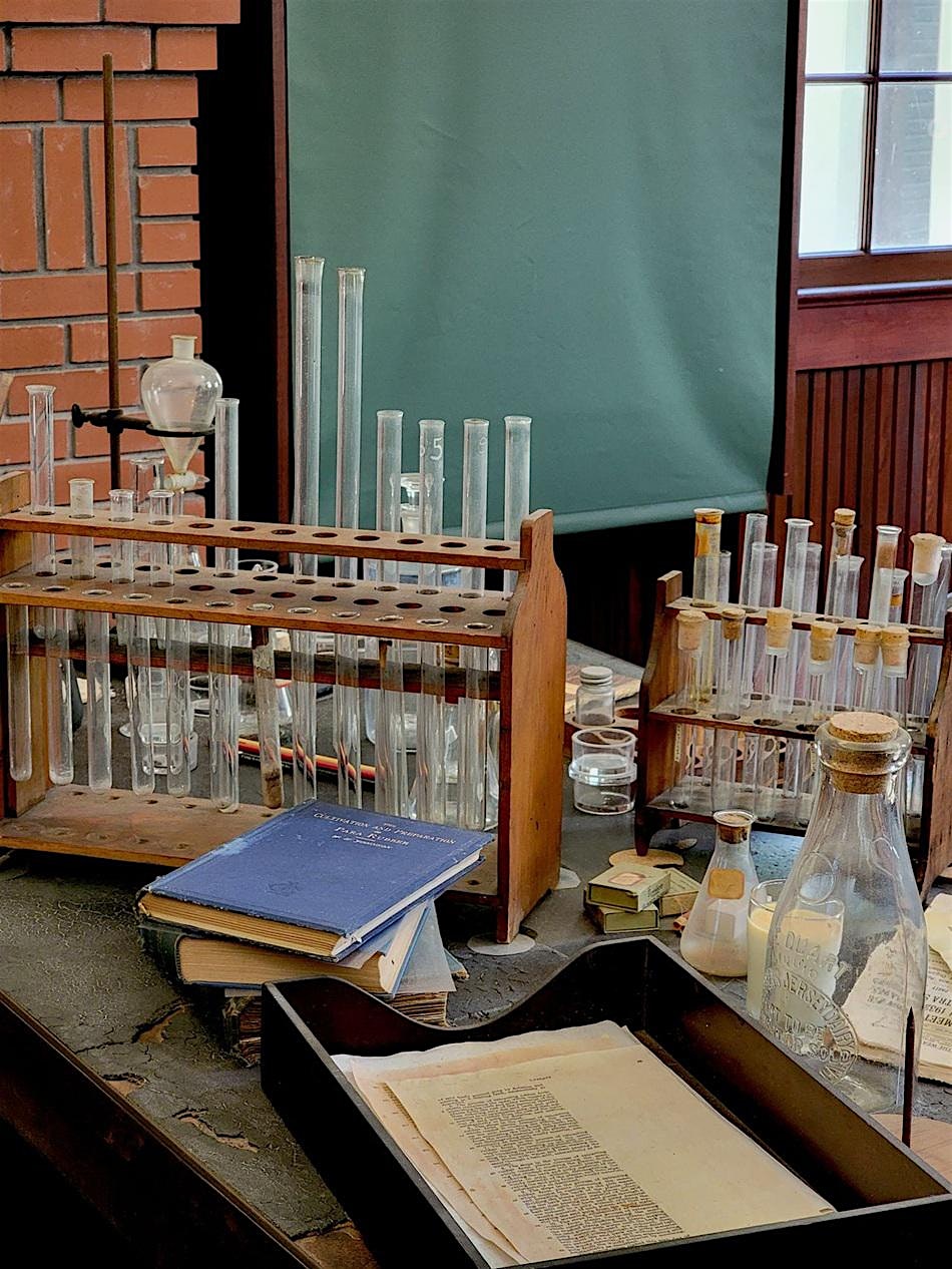 Extraordinary chemical experiments which shaped today’s world (Theatre)