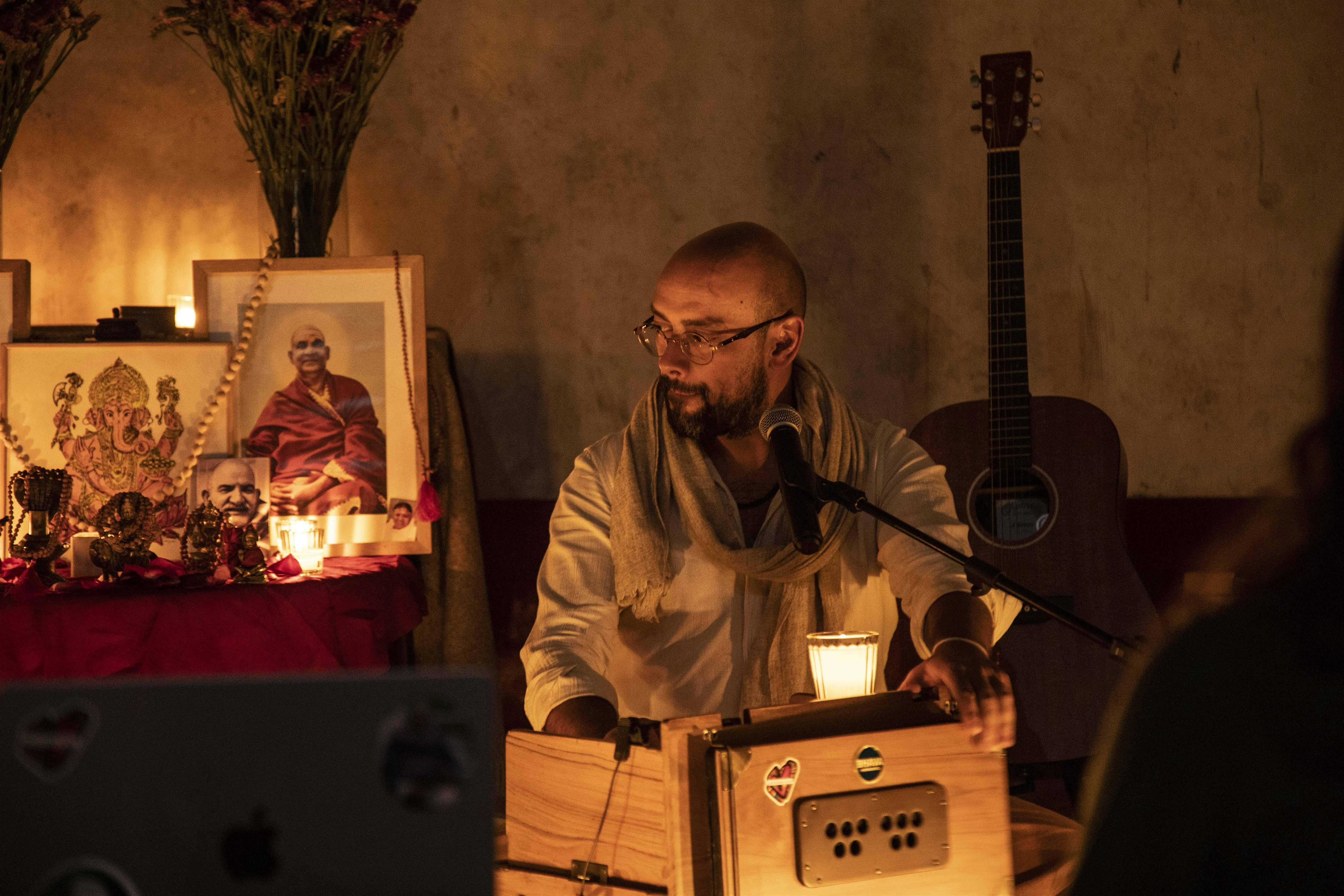 CDMX KIRTAN DOMINGO 2O DE DIC CON PABLO NARAYANA (AMSTERDAM - CONDESA)