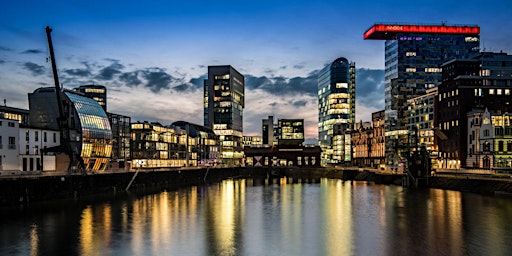 Available Light, blaue Stunde im Medienhafen Düsseldorf