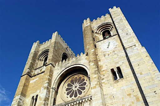 Alfama Walking Tour: Hidden Walls, Underground Ruins and Great Viewpoints