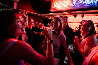 Karaoke & Language Exchange– Entrada Gratis en CALLE 365