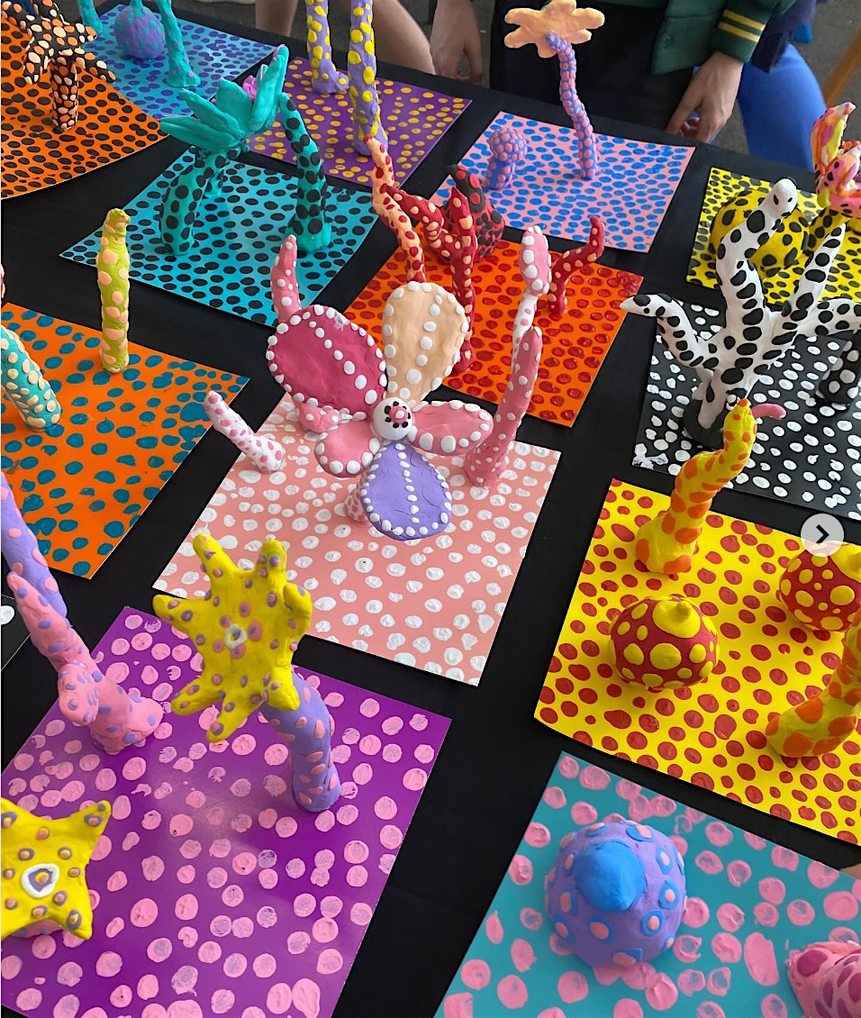 Yayoi Kusama sculpturen maken 6+