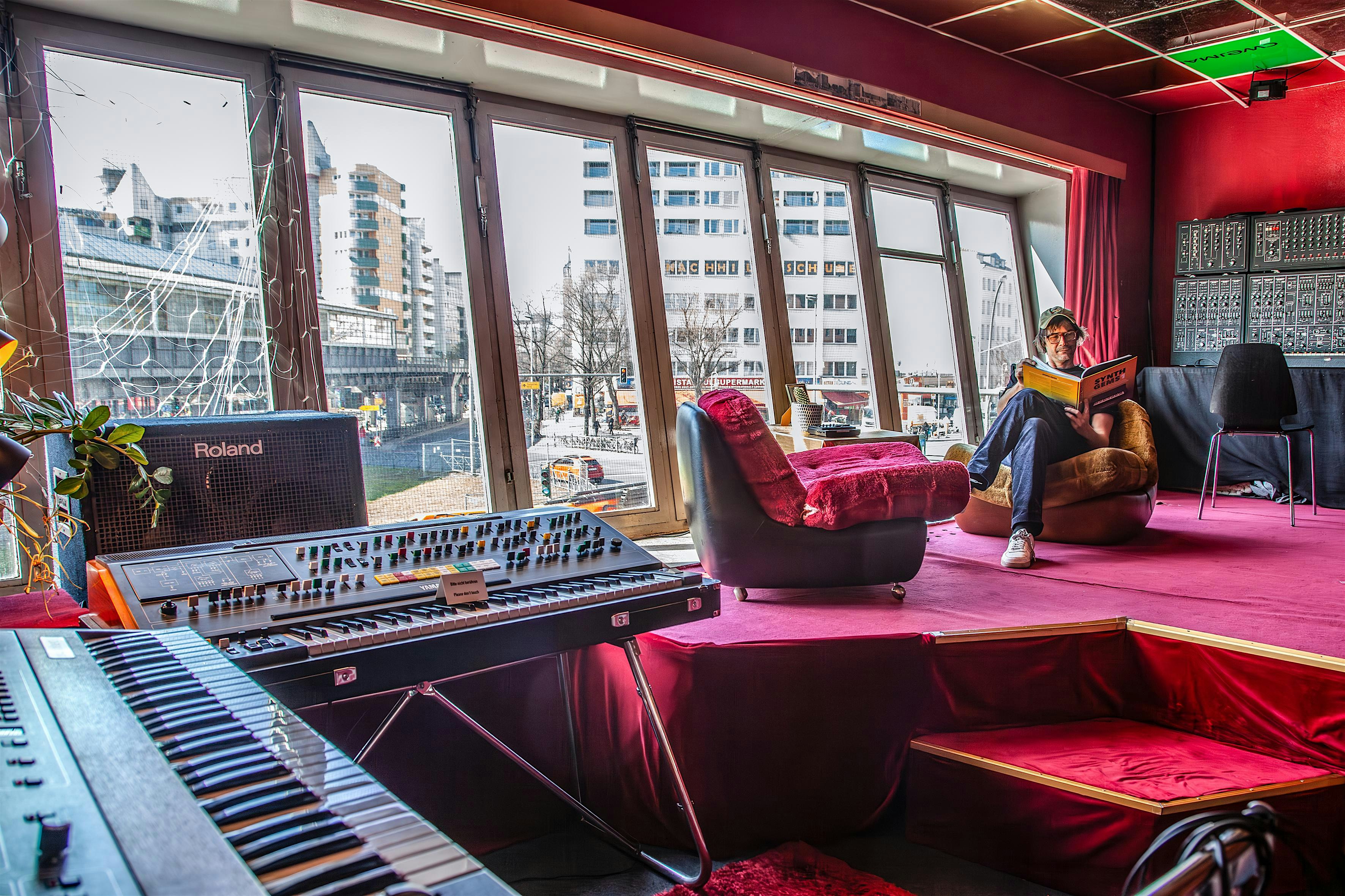 tipBerlin Synthie Lounge mit Fuffifufzich