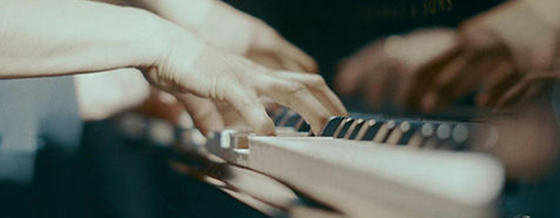 Del color orquestal a la intimidad del piano a cuatro manos
