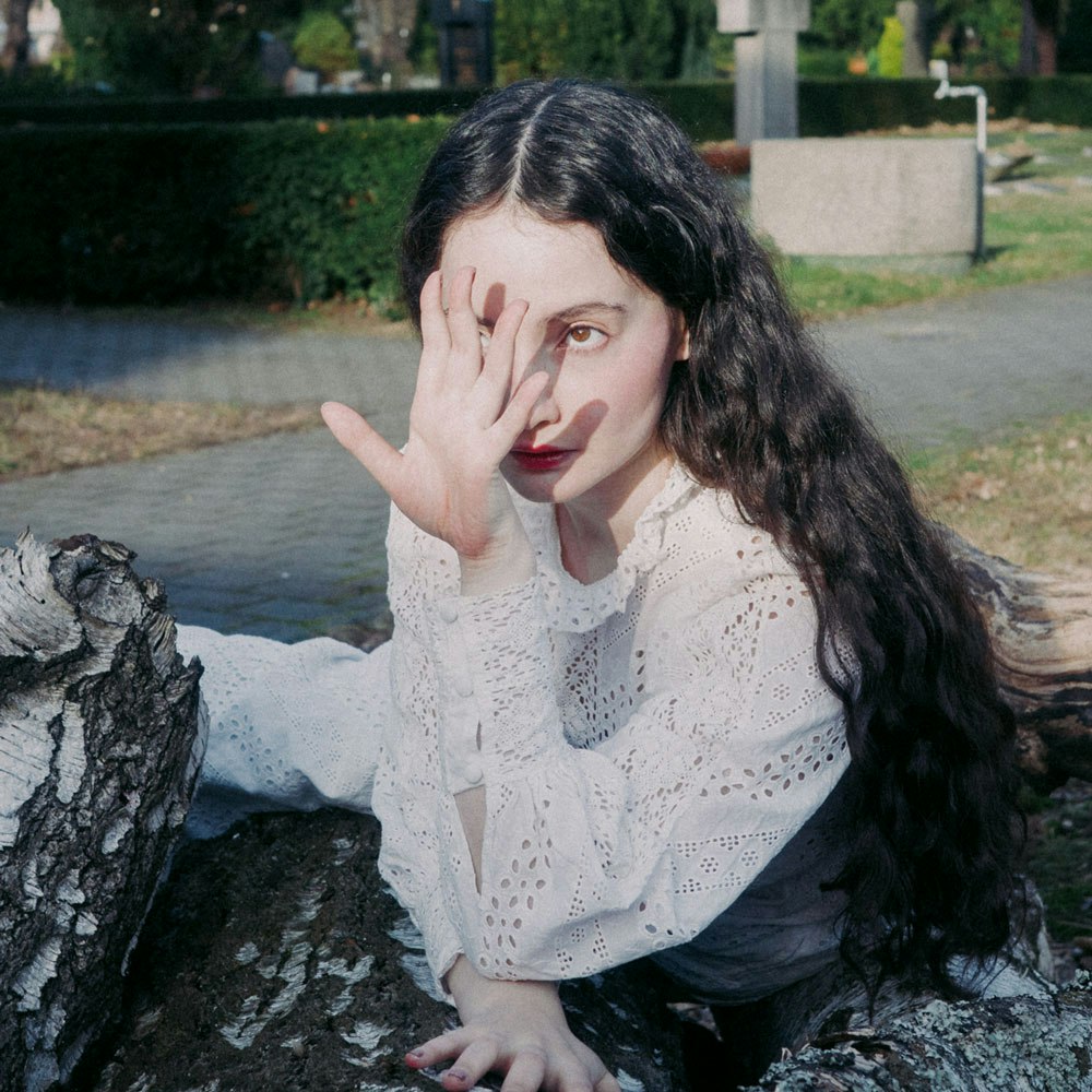 Gloria de Oliveira: 'The Lying Swans' Live + Signing