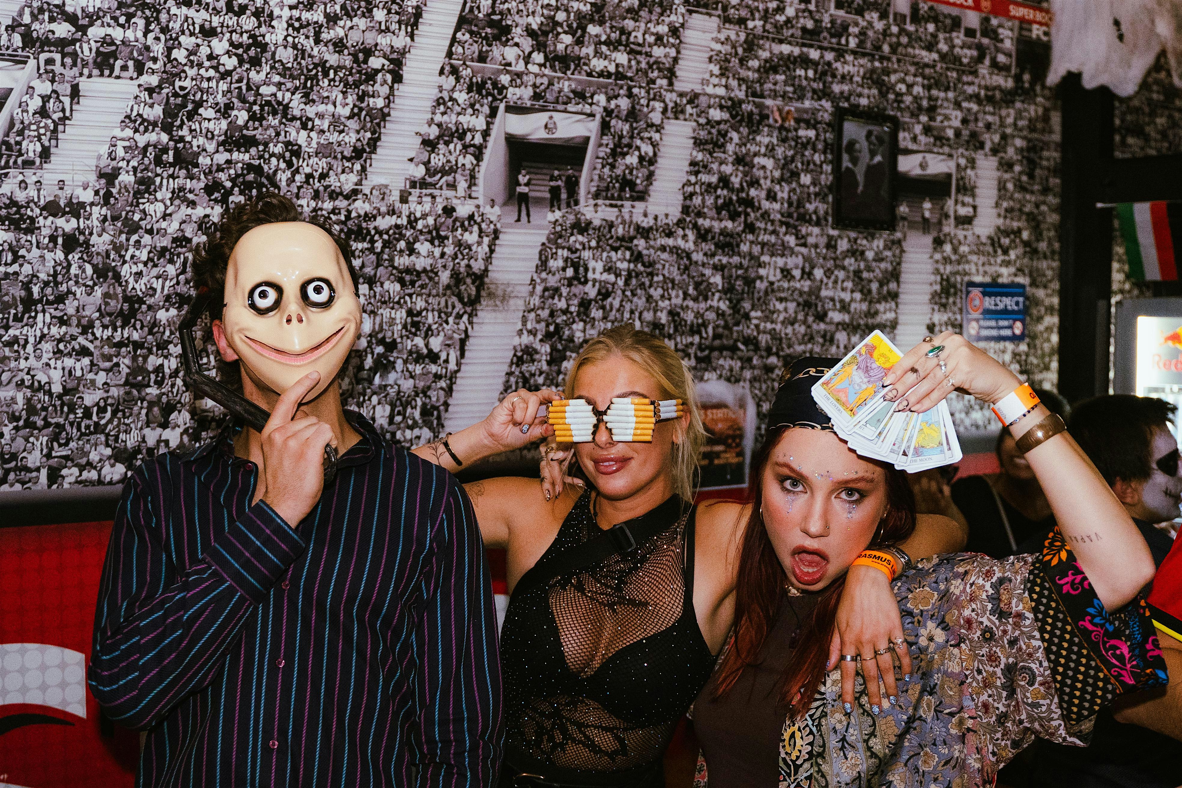 Porto: Halloween Pub Crawl 4 bars + 1 club, Scary Games & 7 Drinks