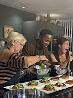 Cours de cuisine avec un chef et repas dans une galerie d'art