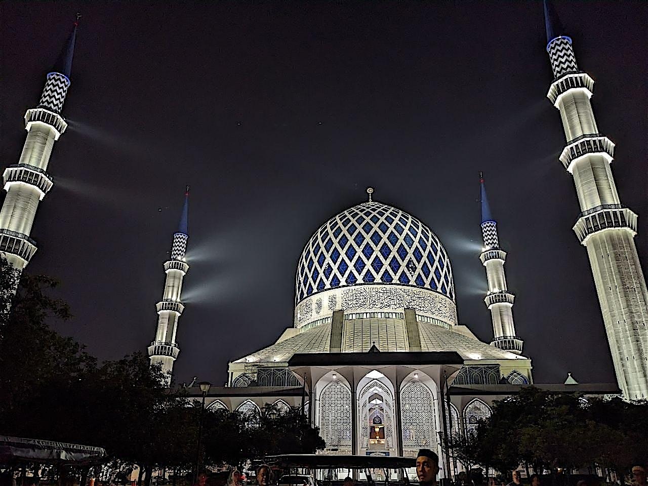 MOSQUE TOURS AT THE BIGGEST MOSQUE IN MALAYSIA (ブルーモスクのナイトツアーマレーシア)