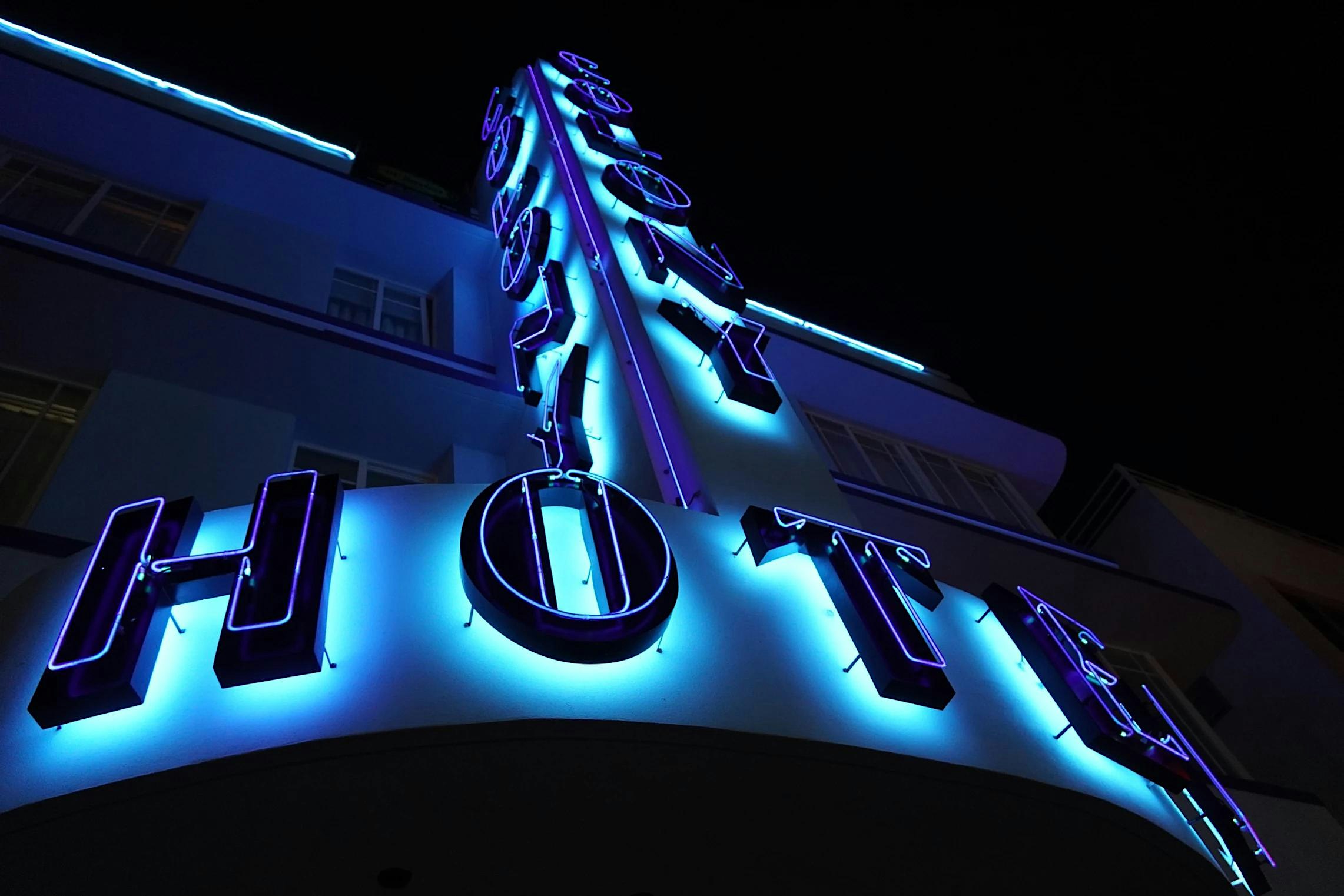 Award-winning Art Deco & Neon Lights Walking Tour in Miam Beach