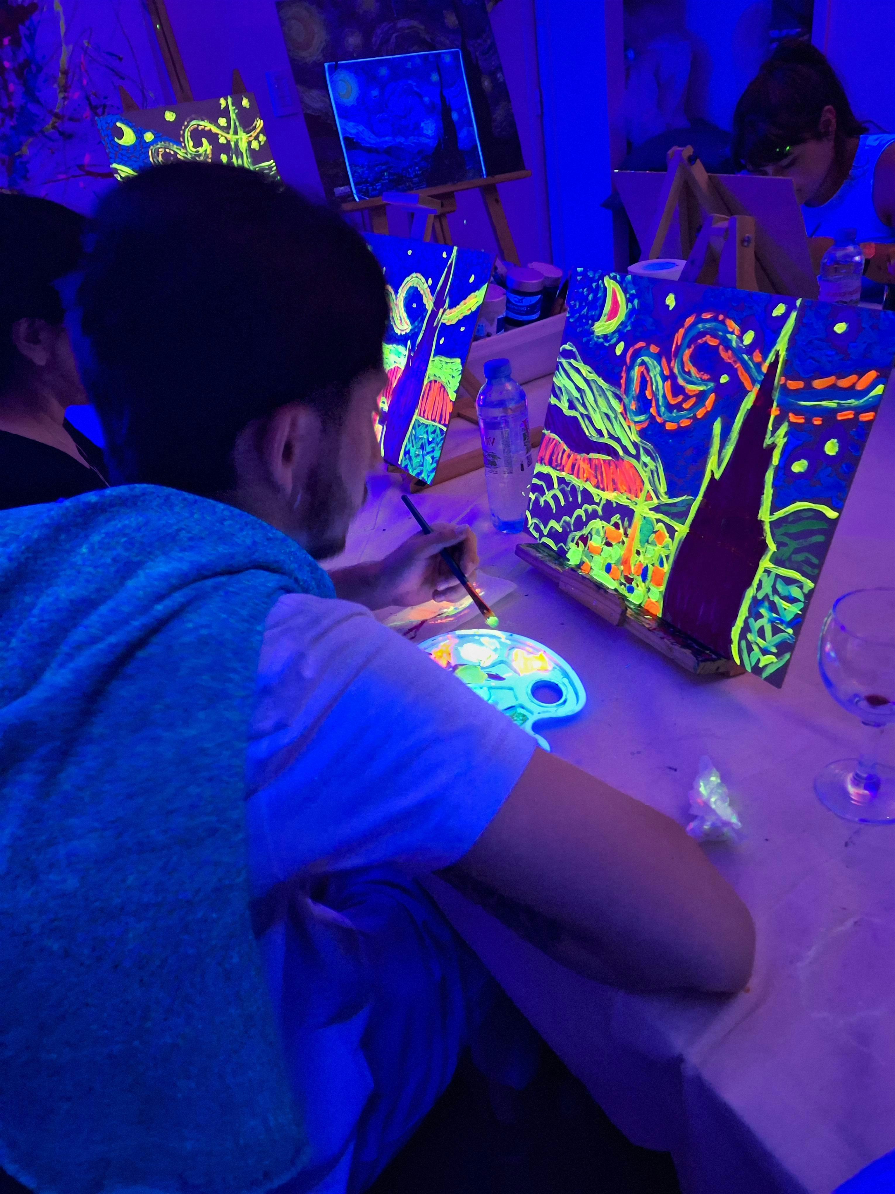 Club Fluo - Iluminacion UV, musica y vino