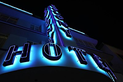 Award-winning Art Deco & Neon Lights Walking Tour in Miam Beach