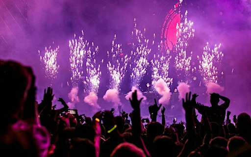 Amsterdam: New Year's Eve Pub Crawl with Shots & Club Entry
