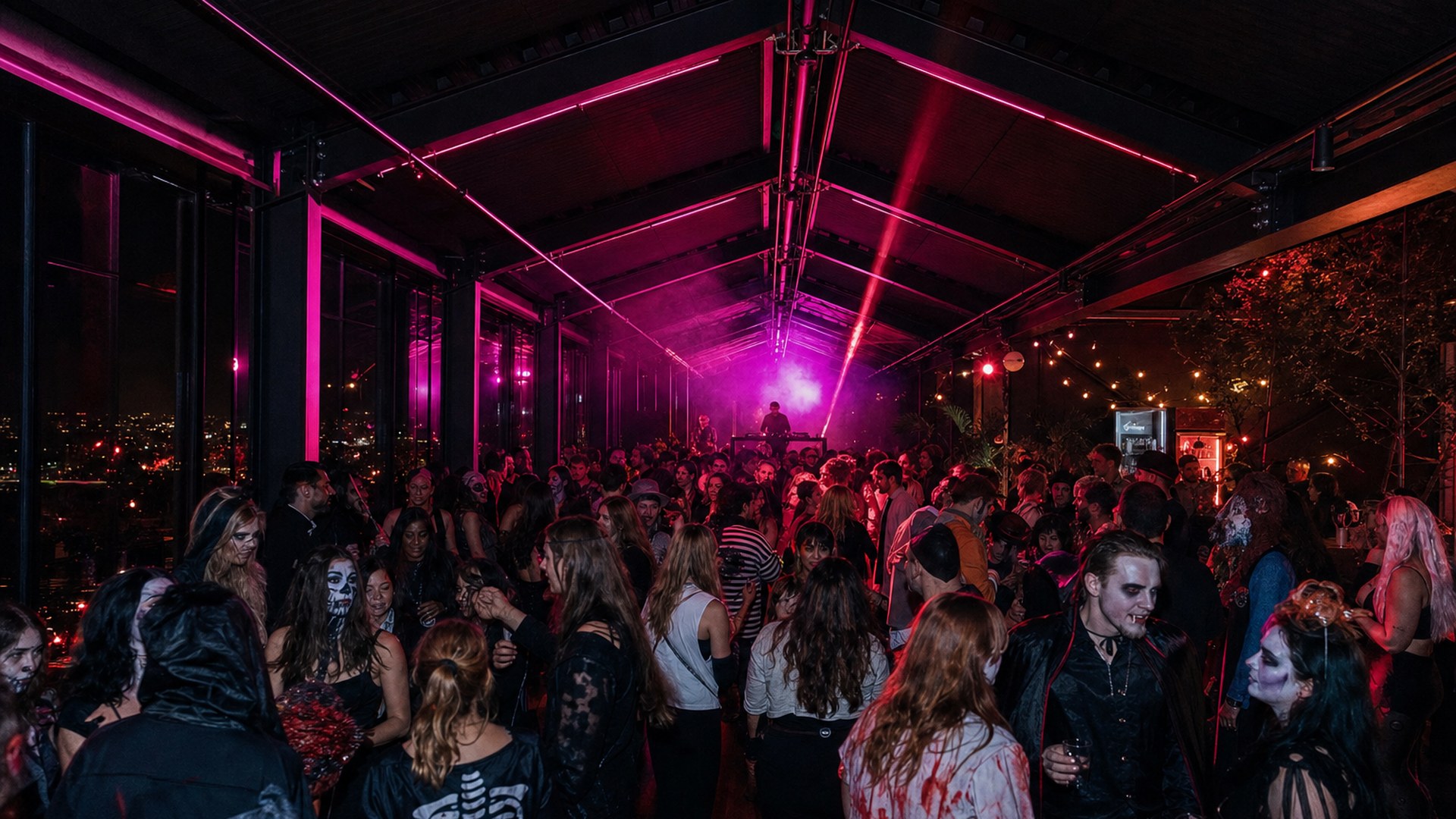 Halloween on the Roof - Pool Party über Berlin