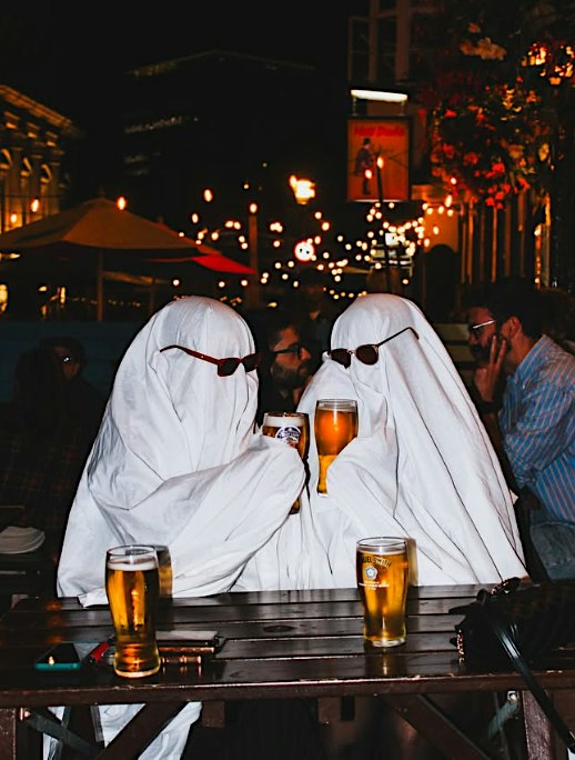 A Haunted Pub Crawl & Ghost Photoshoot