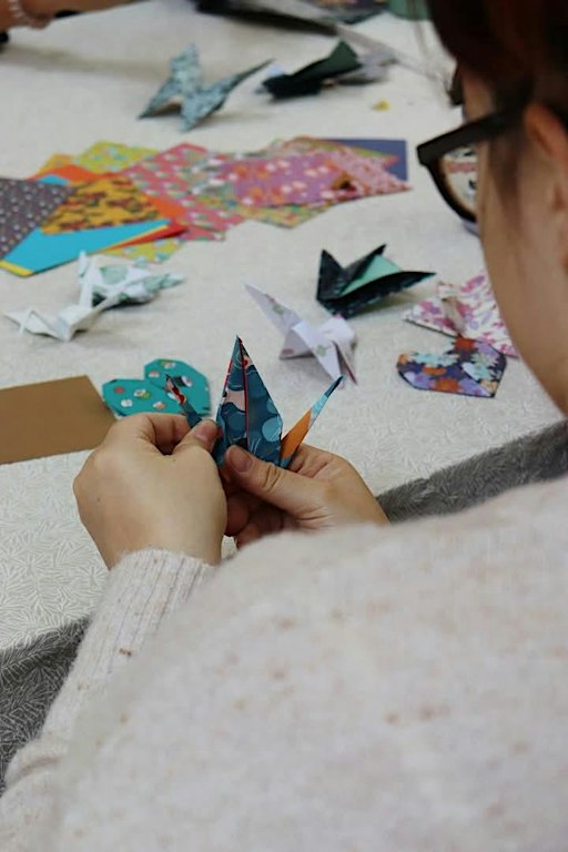 Atelier origami : confection d'un bouquet de fleurs et son vase en papier
