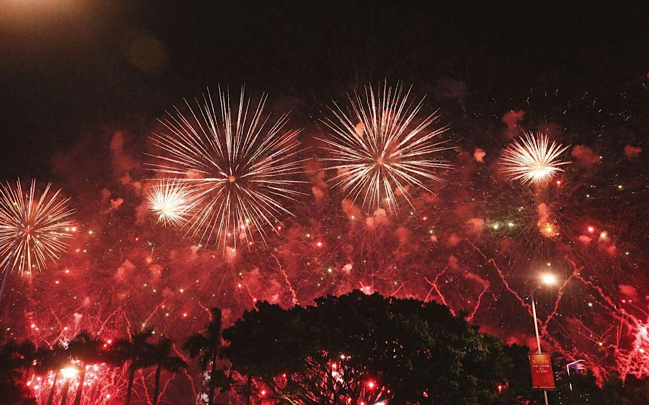 Paris: New Year's Eve Pub Crawl with Shots & Exclusive Party