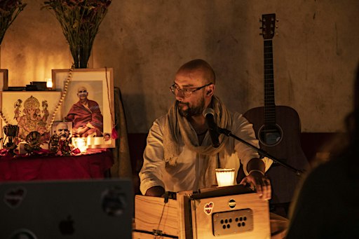 CDMX KIRTAN DOMINGO 2O DE DIC CON PABLO NARAYANA (AMSTERDAM - CONDESA)