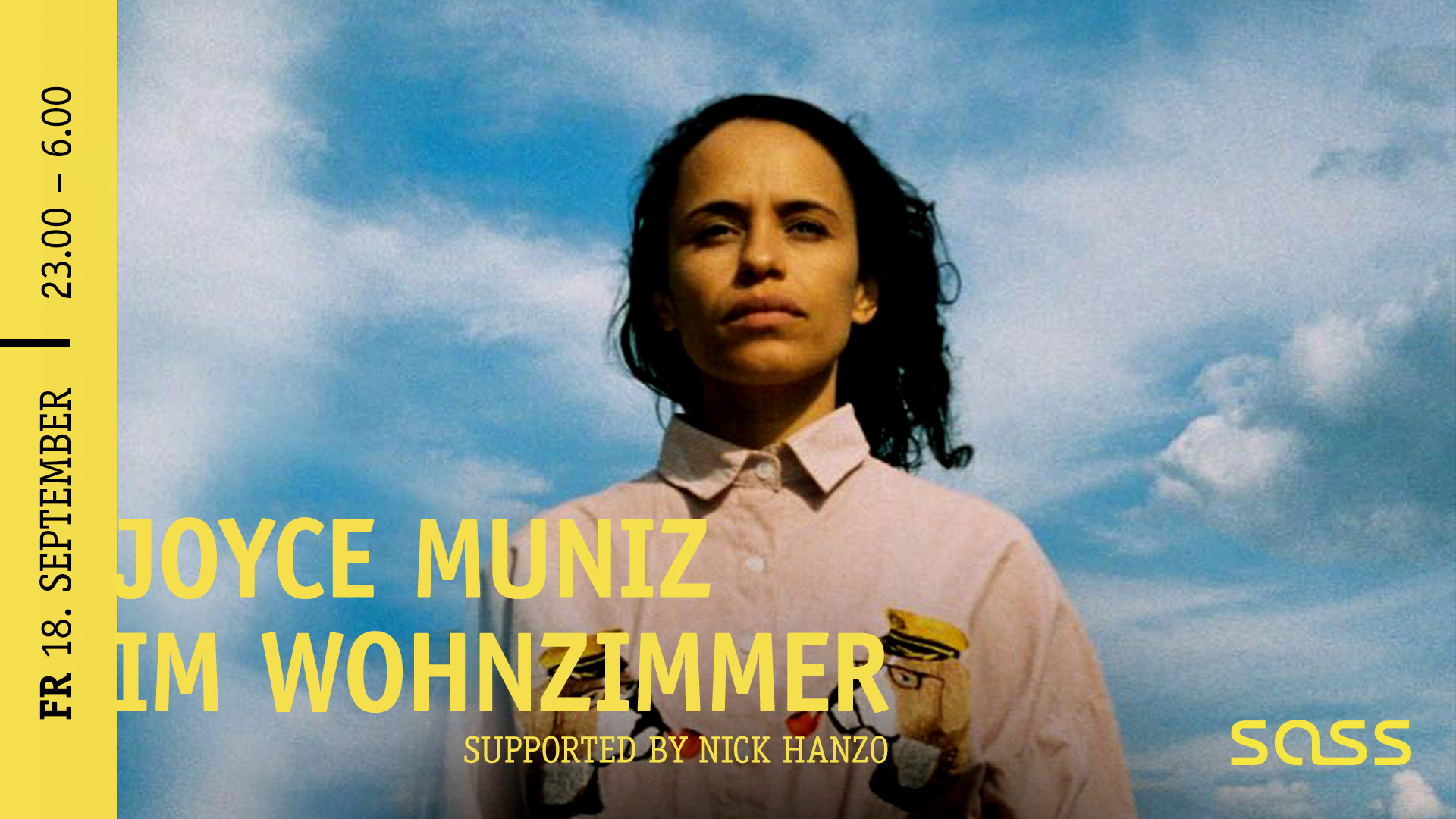 Joyce Muniz im Wohnzimmer