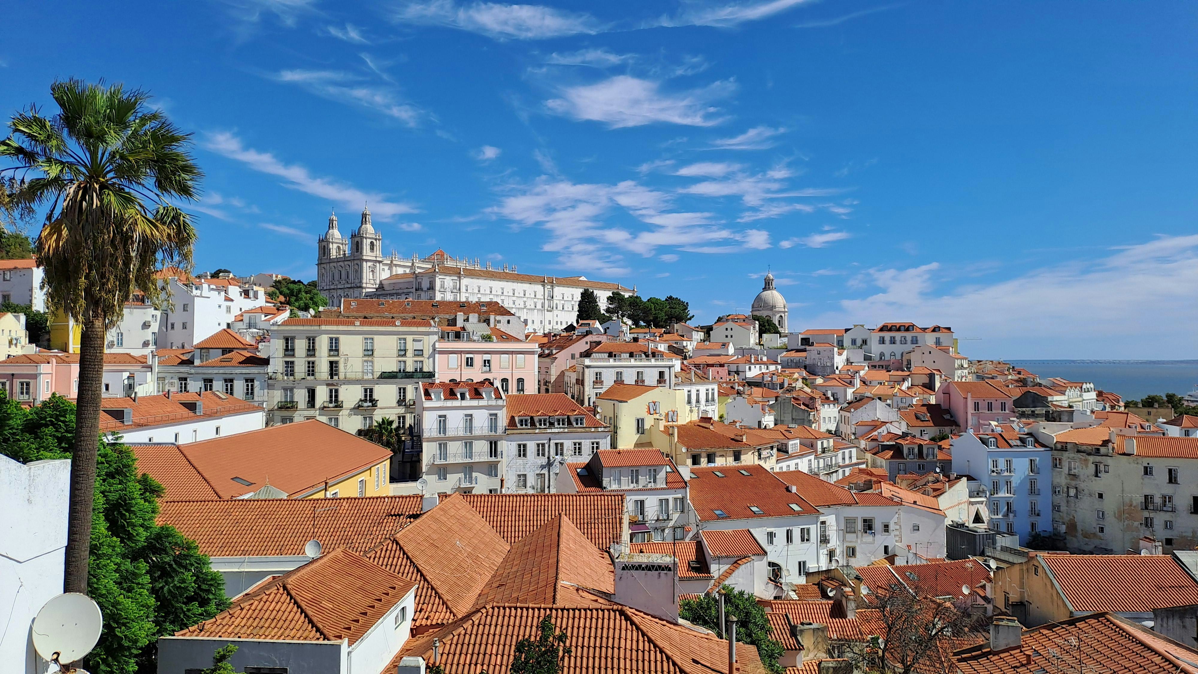 Alfama Walking Tour: Hidden Walls, Underground Ruins and Great Viewpoints