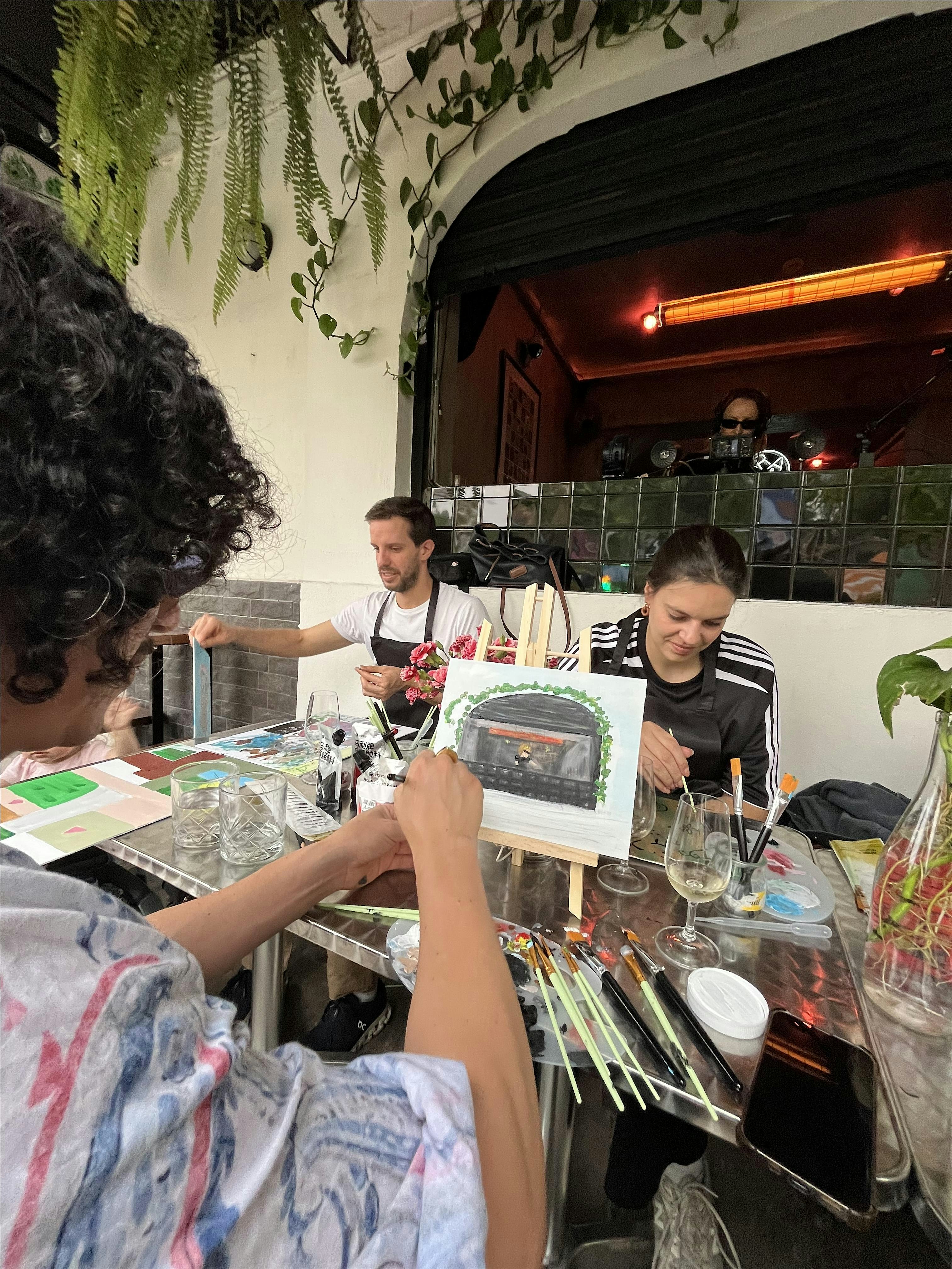 PAINT & SIP WORKSHOP — Drama Radio Bar, Roma Norte  by Rban Tours