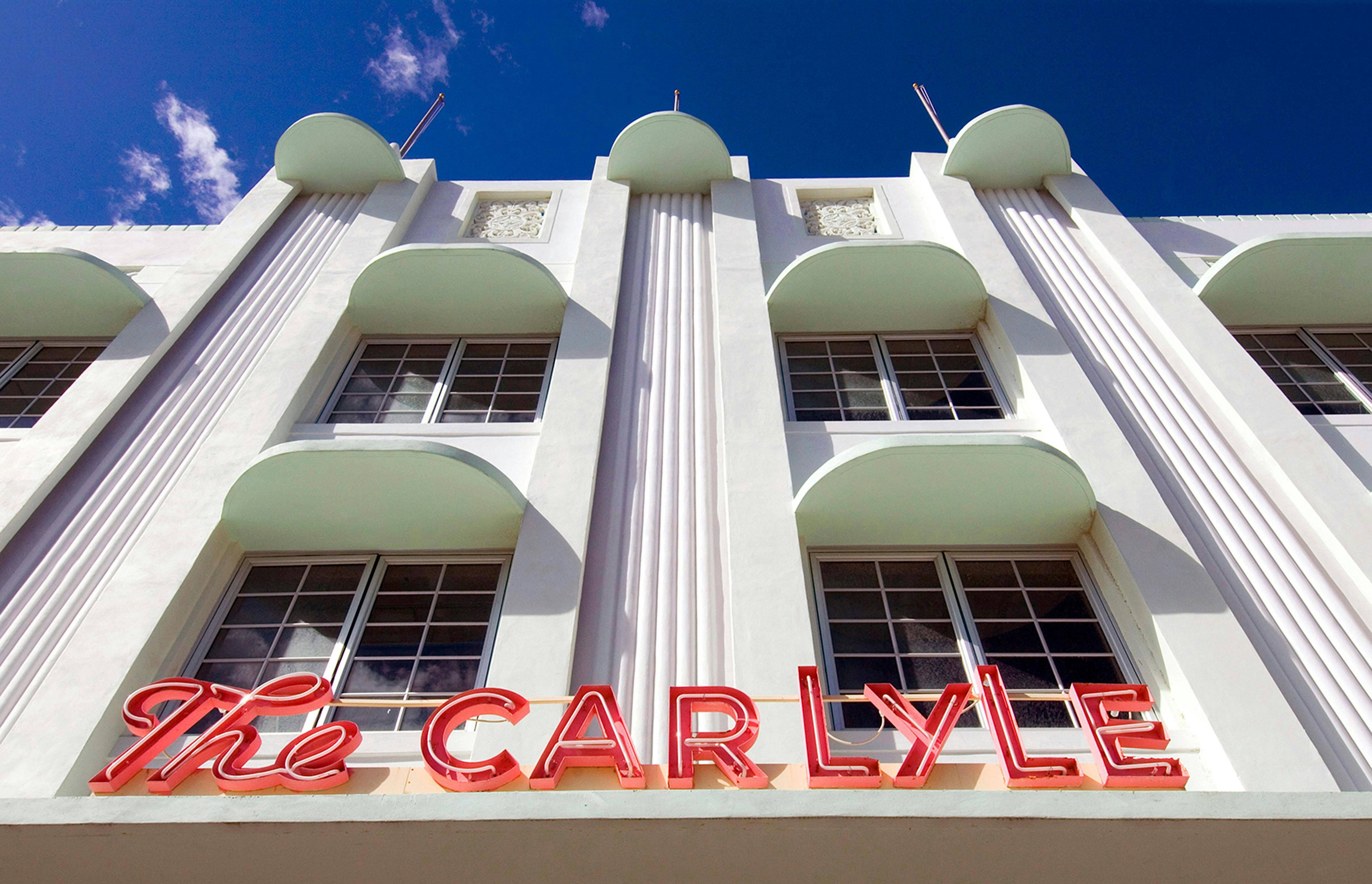Award-winning Art Deco & Neon Lights Walking Tour in Miam Beach