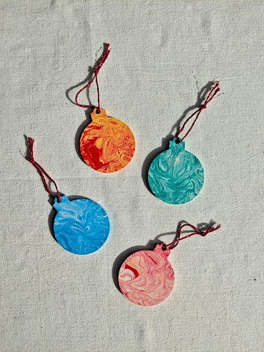 Marble Pattern Christmas Decorations Workshop using Jesmonite Eco Resin