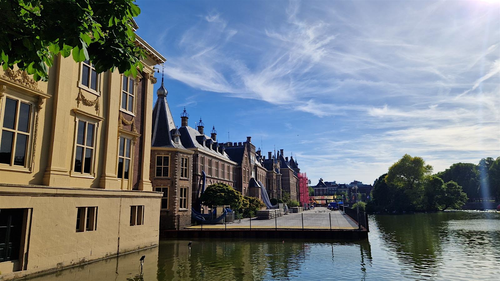 Beleef het Binnenhof, wandel langs de Hofvijver