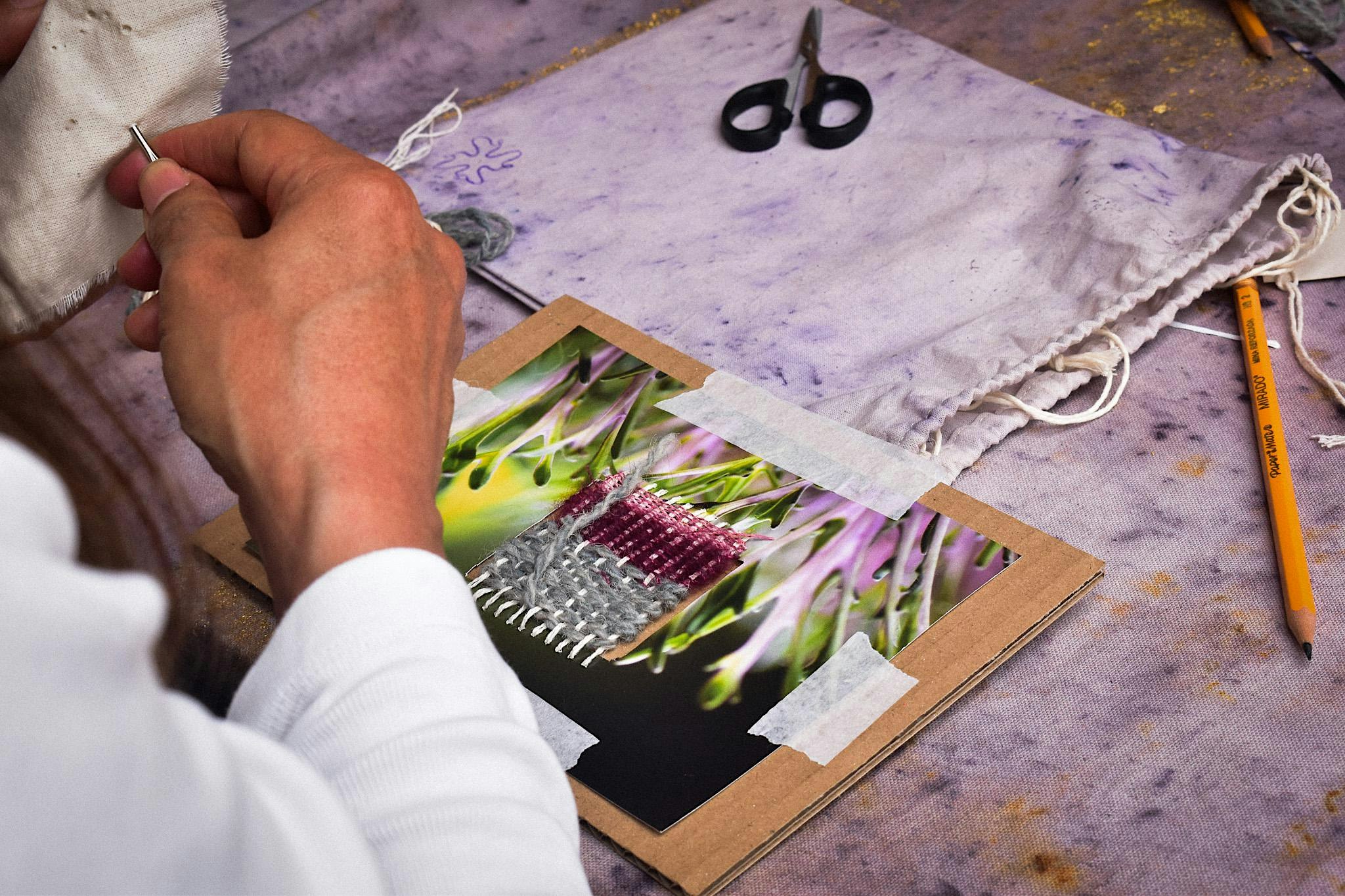 Tessere [ciò che ci sostiene]: workshop di tessitura su fotografia