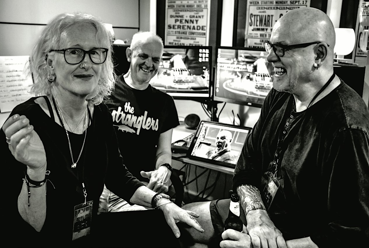 Hanging Around - Life On The Road With The Men In Black.