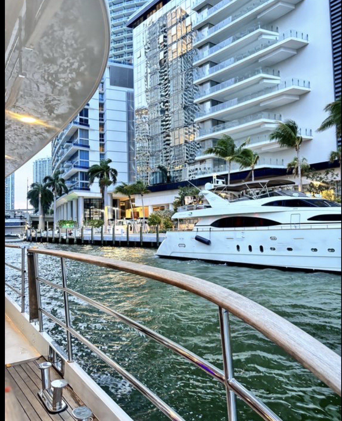 Yacht Day : White & Gold 🤍💛